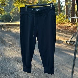 Zyia cropped joggers black size large